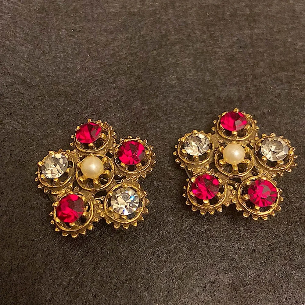 Vintage Round Button Flower Shape Clip On Gold Intricate Earrings - Picture 4 of 4